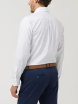 Camisa de manga larga con cuello abotonado, confeccionada en algodón. Presenta un bolsillo en el pecho con el logo de un pato bordado al tono, corte ajustado y pinza en la espalda.