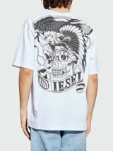 Remera blanca de manga corta y cuello redondo, con corte holgado y un pequeño parche rectangular negro con el logo de Diesel en la parte inferior delantera.