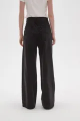 Pantalon de jean de corte ancho y tiro alto, color gris oscuro con efecto lavado.