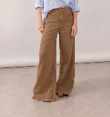 Jean wide leg marrón claro, de tiro alto y corte amplio en las piernas, con diseño clásico de cinco bolsillos y cierre frontal con botón y cremallera.