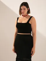 Top negro al cuerpo de hilado net de mano fría, largo a la cintura con breteles.