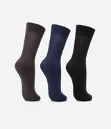 Pack de tres pares de medias largas de caña alta para hombre, confeccionadas en tejido de algodón con textura acanalada y diseño liso.