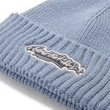Gorro tipo beanie de punto acanalado en color celeste, con vuelta y parche bordado frontal con diseño tipográfico.