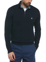 Sweater de punto color azul marino, con cuello alto y cierre frontal de un cuarto, manga larga y el clásico logo del pingüino bordado en el pecho.