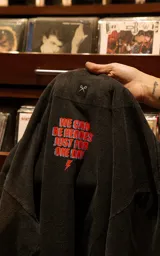 Remera de algodón premium con efecto lavado, de corte oversize y manga corta. Presenta un estampado frontal artístico con un collage de David Bowie en tonos vibrantes.