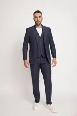 Ambo de corte comfort fit confeccionado en una mezcla de lino, viscosa y poliéster. El conjunto incluye un saco de dos botones con bolsillos laterales y un pantalón de corte recto, ofreciendo una textura suave y mayor resistencia a las arrugas que el lino tradicional.