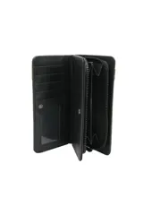 Billetera negra con cierre de cremallera, tres aros metálicos decorativos y aplique con la inscripción "Manifesting all the good" y el nombre "Troy".