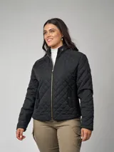 Campera azul marino capitoneada en nylon, manga larga, con entalle elástico en laterales, cierre frontal con cremallera dorada y cuello mao. Bolsillos frontales con tapa y broche. Detalle de presilla desmontable en el contorno de cuello.