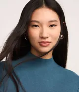 Blusa de punto de la marca Cortelle, con cuello alto y mangas largas. Confeccionada en una mezcla de viscosa y poliamida, presenta una textura suave y un diseño básico versátil.