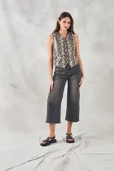 Chaleco con estampado de piel de serpiente, escote en V y corte al cuerpo.