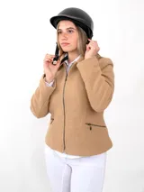 Chaqueta color beige de lana con cierre frontal y bolsillos laterales con cierre.