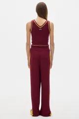 Pantalón de algodón color bordó, de corte palazzo y cintura elástica con cordón ajustable.