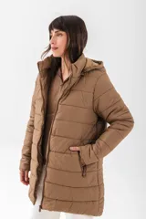 Campera puffer acolchada de color bordó, con cierre frontal completo, capucha desmontable y bolsillos laterales con cierre.