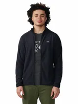 Campera polar de hombre Mountain Hardwear modelo Microchill Full Zip, color negro, con cierre frontal completo, cuello alto y bolsillos laterales con cierre. Confeccionada en poliéster reciclado, cuenta con mangas raglán y logo bordado en el pecho.