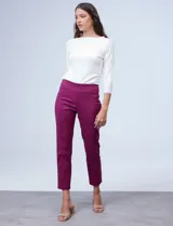 Pantalón verde militar de gabardina elastizada, marca Ruby Rd, corte recto, largo al tobillo y pretina ancha elastizada. Delantera con bolsillos simulados y trasera con bolsillos aplicados.