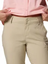 Pantalón convertible Columbia modelo Silver Ridge Utility de color beige, con bolsillos cargo laterales y perneras desmontables mediante cremallera para convertirlo en short.
