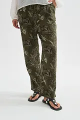 Babucha de viscosa con estampado floral en tonos marrones y beige, de corte recto y ajuste cómodo.