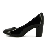 Zapato de tacón Modare color negro charol, con punta redonda y tacón cuadrado bajo.