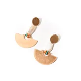 Aros colgantes dorados con forma de abanico, detalle de mostacillas de colores y perla irregular.