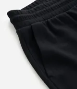 Pantalón deportivo tipo jogger de Ashua, con cintura elástica ajustable, bolsillos laterales y puños ajustados en los tobillos.