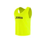Chaleco deportivo amarillo flúor de poliéster con logo Joma estampado en el pecho. Ideal para entrenamiento de fútbol y otros deportes.