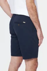 Bermuda gris con bolsillos laterales y traseros.