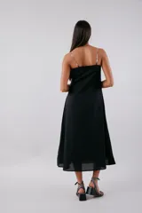 Vestido largo negro de tafeta de algodón, corte recto, con breteles metálicos regulables y escote cuadrado.