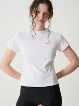 Remera de manga corta y corte al cuerpo, con cuello a la base.