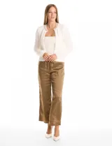 Chaqueta corta de tejido tipo mohair en color blanco, con cuello a la base decorado con bordado de perlas y canutillos. Presenta bolsillos simulados en el frente con apliques de brillos y cierre mediante broche interno.