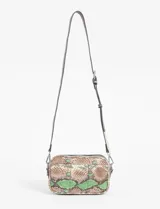 Bandolera de cuero sintético con estampado de piel de serpiente.