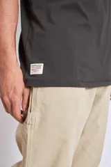 Remera gris oscuro de algodón con cuello redondo y estampado pequeño en el pecho.