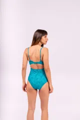 Malla enteriza turquesa con estampado de hojas y abertura en el abdomen.