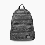 Mochila Reef negra con estampado tribal en blanco, asa superior y tirantes acolchados ajustables.