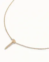 Collar dorado con dije colgante en forma de clavo.