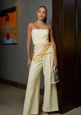 Pantalón de vestir color amarillo, de corte recto y tiro alto, con costuras frontales marcadas y cierre oculto.