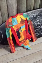 Enteriza de surf de mangas largas con cierre en el busto y estampado abstracto multicolor.