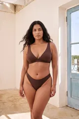 Bombacha de bikini colaless color marrón, de tiro alto y diseño clásico.