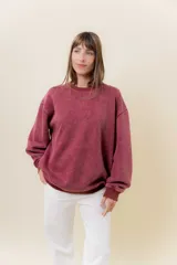 Sweater de tejido suave con lavado efecto vintage, color rosa fucsia, de calce oversize y cuello redondo.