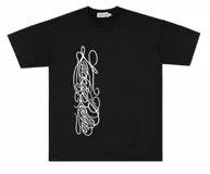 Remera negra de corte regular fit, confeccionada en jersey de algodón, con estampa frontal de diseño caligráfico en color blanco.