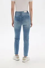 Pantalón de jean azul de tiro alto, corte skinny y cinco bolsillos.