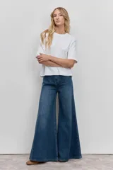 Remera de corte holgado y diseño minimalista, con cuello redondo y mangas cortas, confeccionada en tejido de algodón de alta calidad.