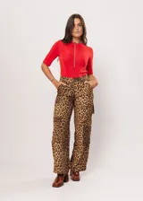 Pantalón de tiro alto con estampado animal print de leopardo, corte recto y bolsillos laterales.
