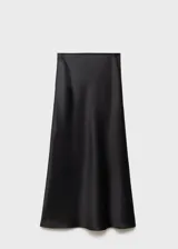 Falda midi evasé de tejido satinado color negro, con tiro medio y cintura elástica sin cierre.