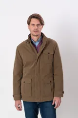 Campera marrón de gabardina de algodón con cuello alto, cierre frontal con doble carro, bolsillos tipo parche con tapa y botón en laterales y pecho.
