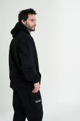 Canguro negro de algodón con capucha y bolsillo delantero tipo canguro. Estampado frontal con la palabra "SOSI" en letras blancas.