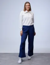 Pantalón jogger color beige con estampado de lunares multicolores, de algodón soft con pretina ancha elastizada, bolsillos inclinados y pierna ancha.