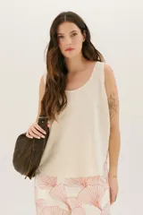 Musculosa color crudo con estampado de hojas de gingko color terracota.