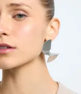 Aros medianos plateados con formato orgánico retorcido y texturizado.