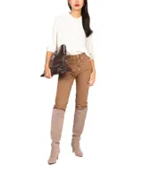 Polo de color blanco con cuello clásico, cierre frontal de botones y mangas largas con volumen abullonado.