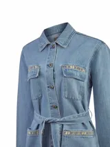 Chaqueta de denim celeste RKF modelo Mallow, de manga larga, con cierre frontal de botones, bolsillos con solapa en el pecho e inferiores, y lazo ajustable en la cintura. Presenta detalles bordados de diseño geométrico en los bolsillos, puños y solapas superiores.